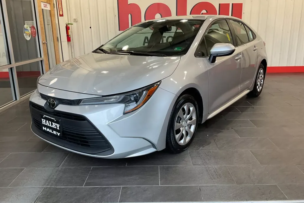 2024 Toyota Corolla LE photo 1