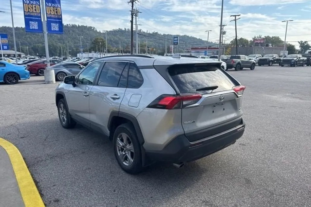 2022 Toyota RAV4 XLE photo 1