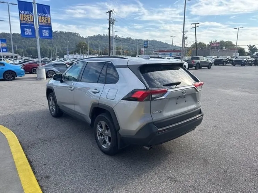 2022 Toyota RAV4 XLE photo 1
