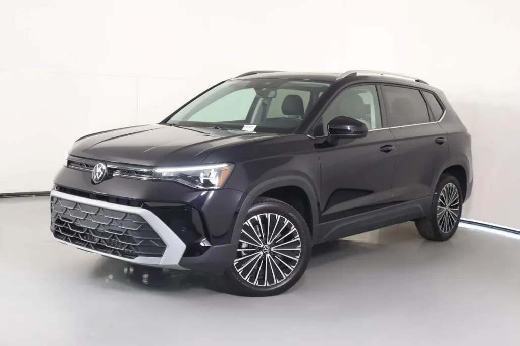 2025 Volkswagen Taos SE photo 1