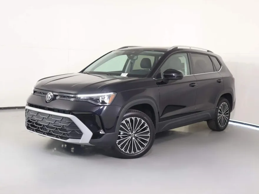 2025 Volkswagen Taos SE photo 1