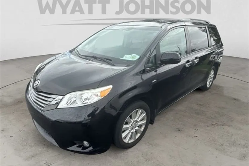2017 Toyota Sienna XLE photo 1