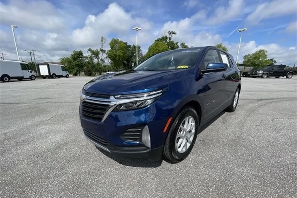 2023 Chevrolet Equinox LT photo 1