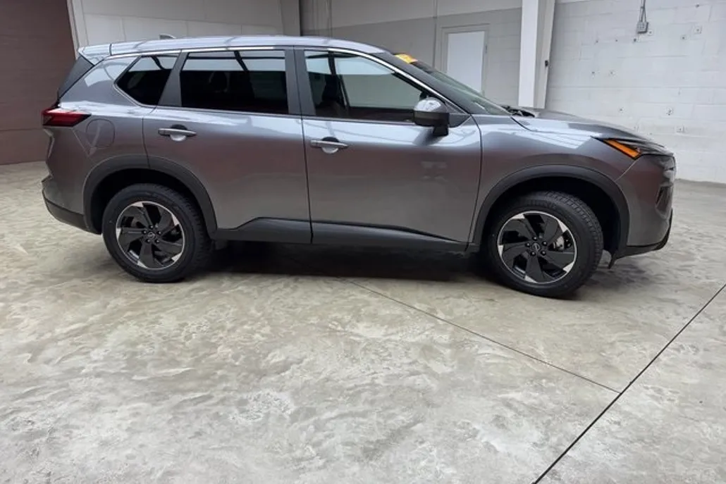 2024 Nissan Rogue SV photo 1