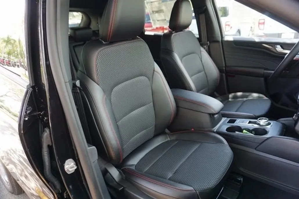 2025 Ford Escape Hybrid ST-Line photo 1