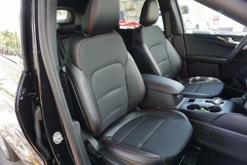 2025 Ford Escape Hybrid ST-Line photo 1