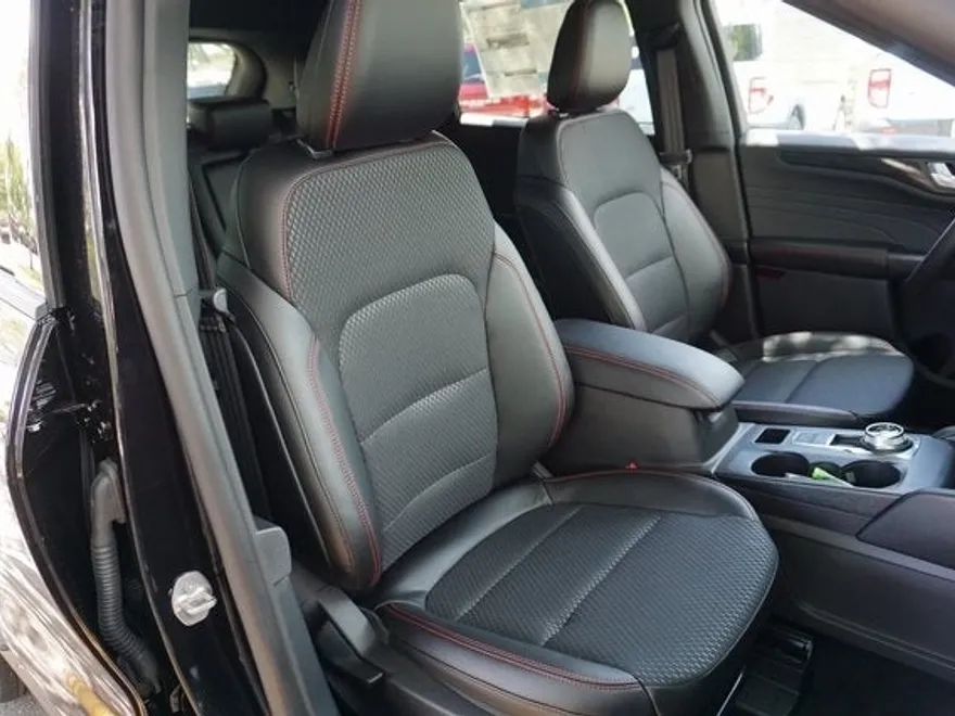 2025 Ford Escape Hybrid ST-Line photo 1