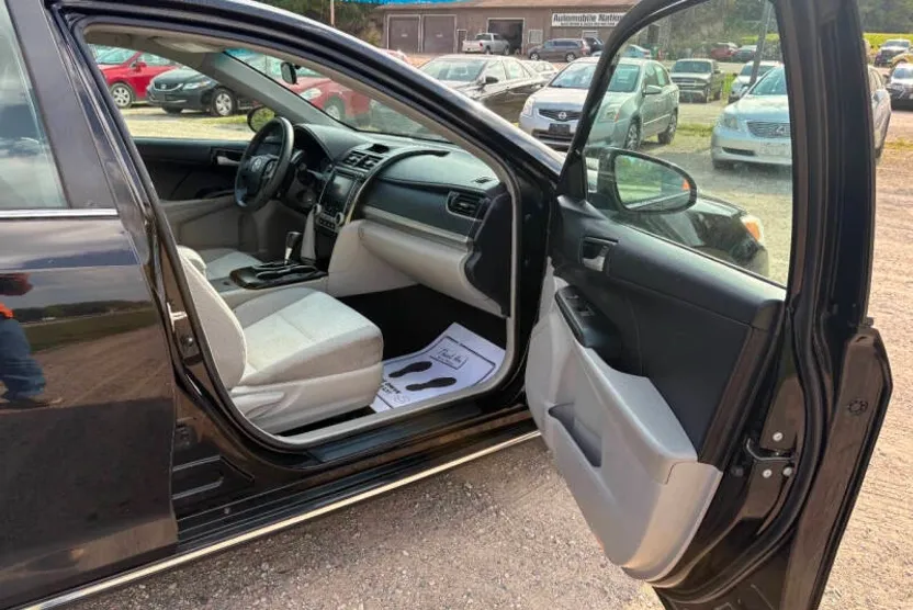 2014 Toyota Camry LE photo 1