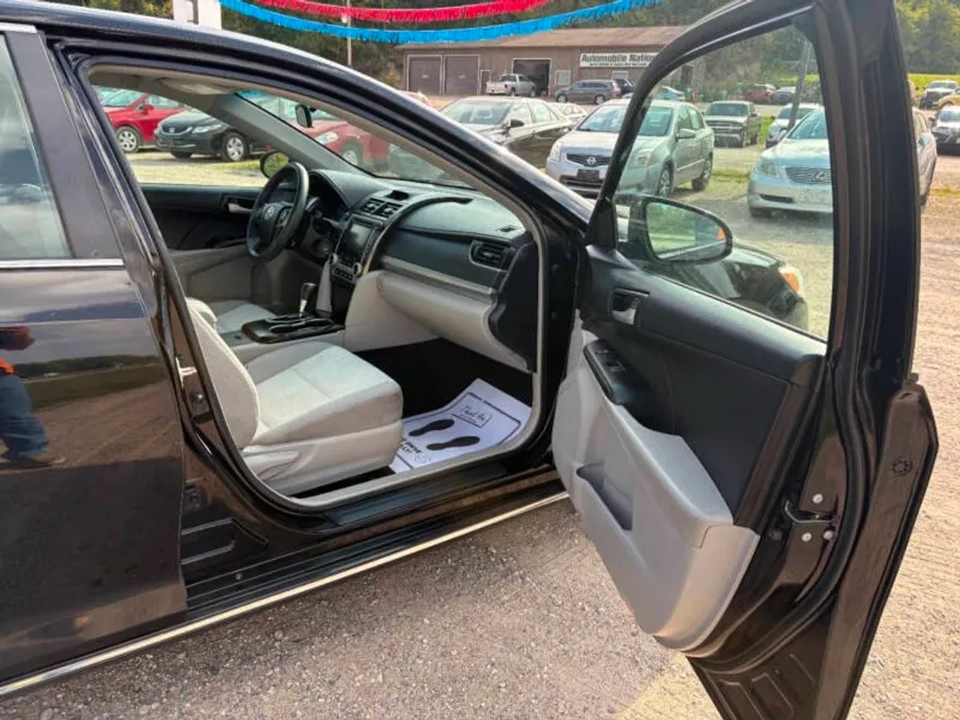2014 Toyota Camry LE photo 1