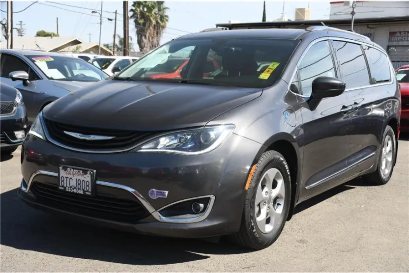2018 Chrysler Pacifica Hybrid Touring L photo 1