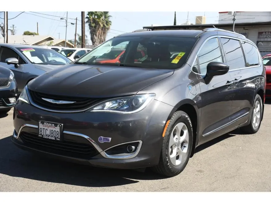 2018 Chrysler Pacifica Hybrid Touring L photo 1