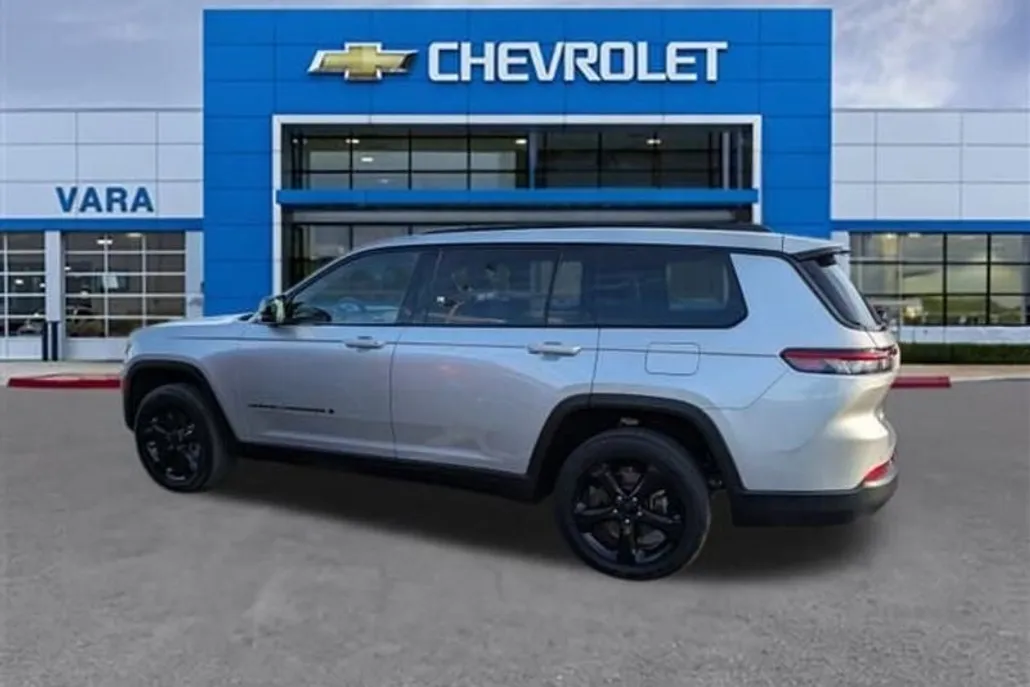 2023 Jeep Grand Cherokee Laredo Altitude photo 1
