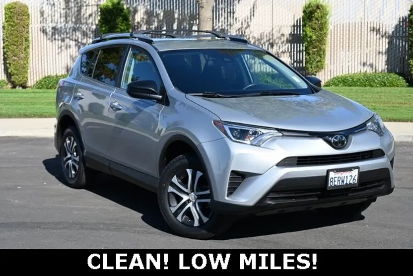 2018 Toyota RAV4 LE photo 1