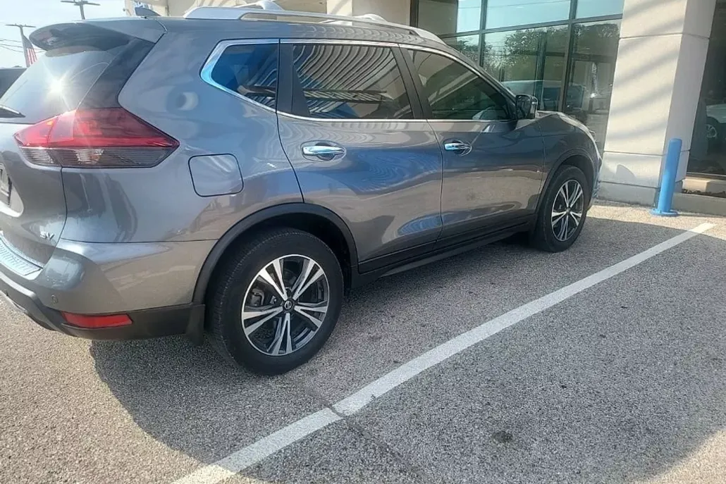 2020 Nissan Rogue SV photo 1
