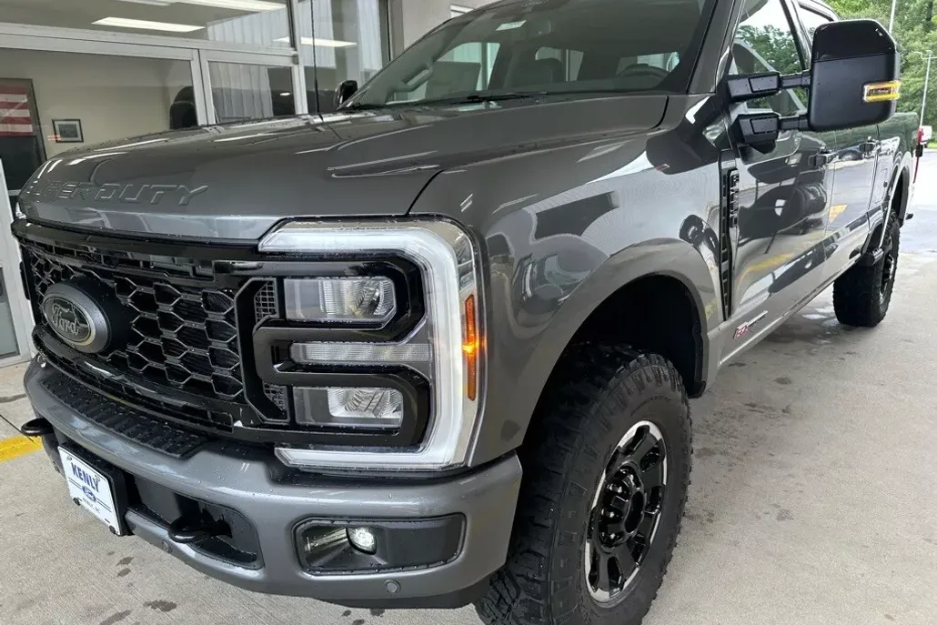 2025 Ford F-250 Lariat photo 1