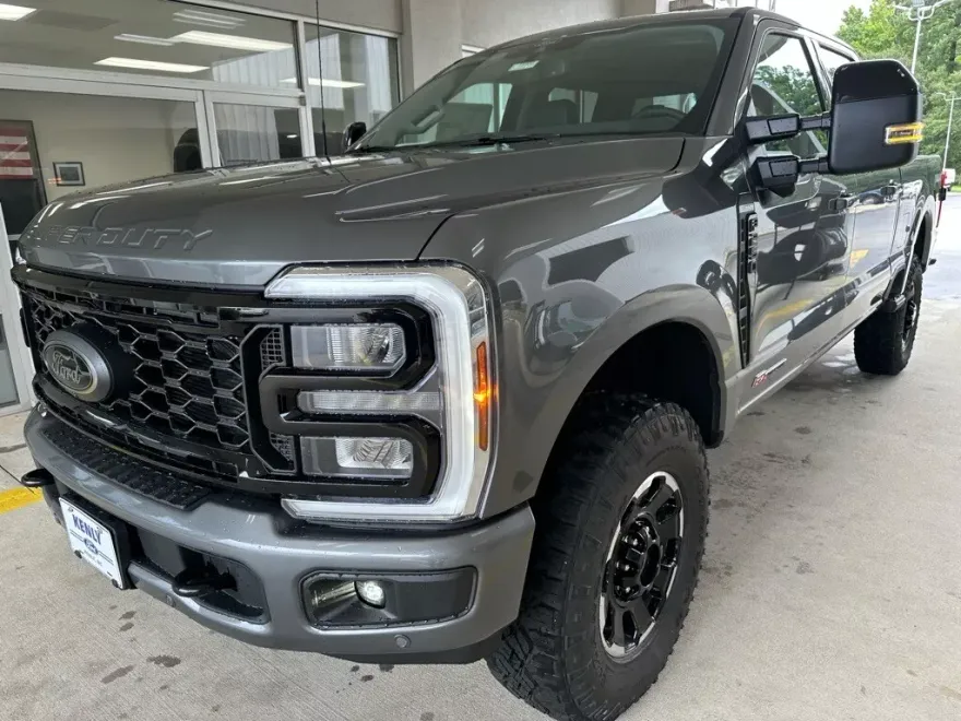 2025 Ford F-250 Lariat photo 1