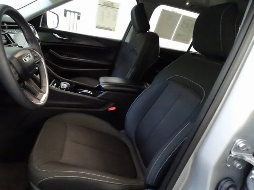 2023 Jeep Grand Cherokee Laredo photo 1
