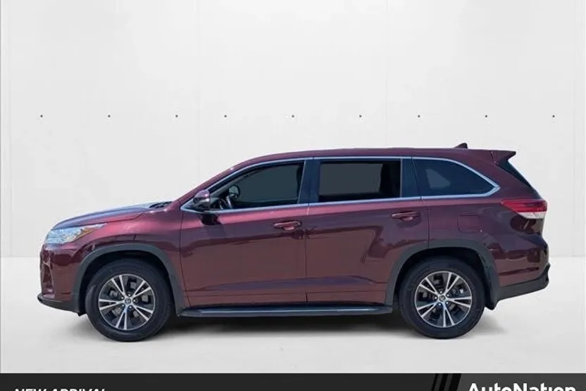 2018 Toyota Highlander LE Plus photo 1