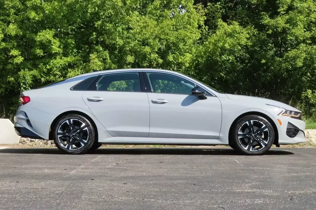 2022 Kia K5 GT-Line photo 1