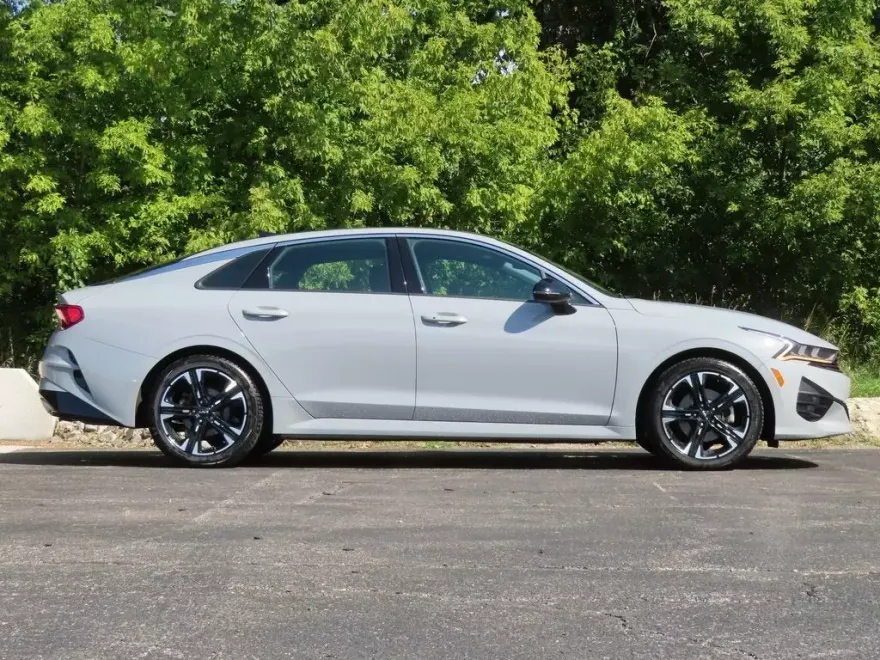 2022 Kia K5 GT-Line photo 1