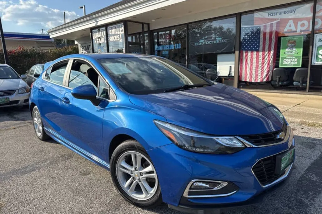 2017 Chevrolet Cruze LT photo 1