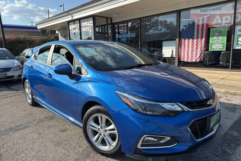2017 Chevrolet Cruze LT photo 1