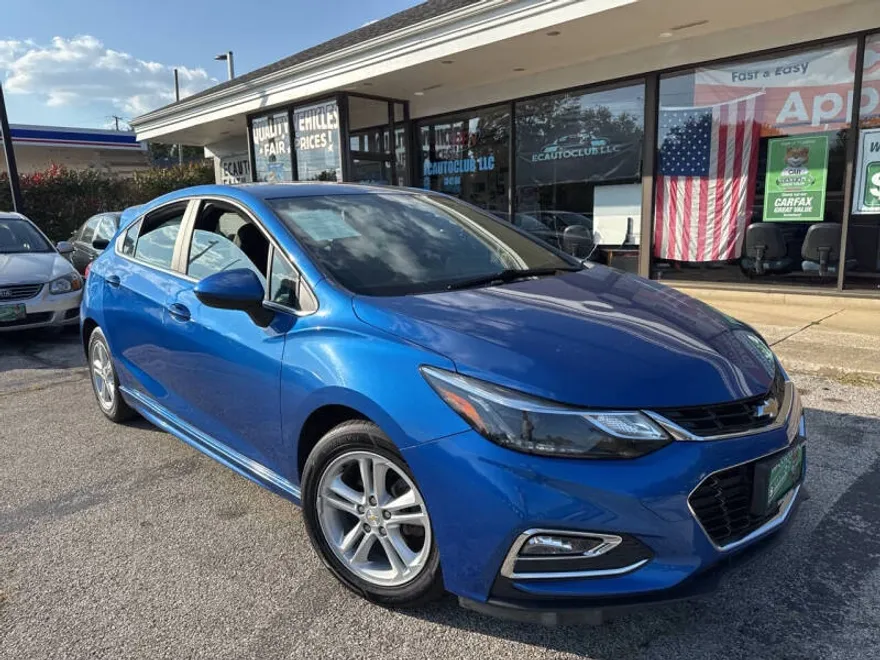 2017 Chevrolet Cruze LT photo 1