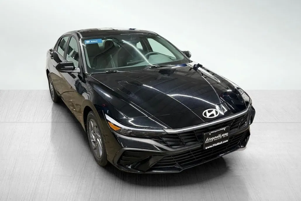 2024 Hyundai Elantra SEL photo 1