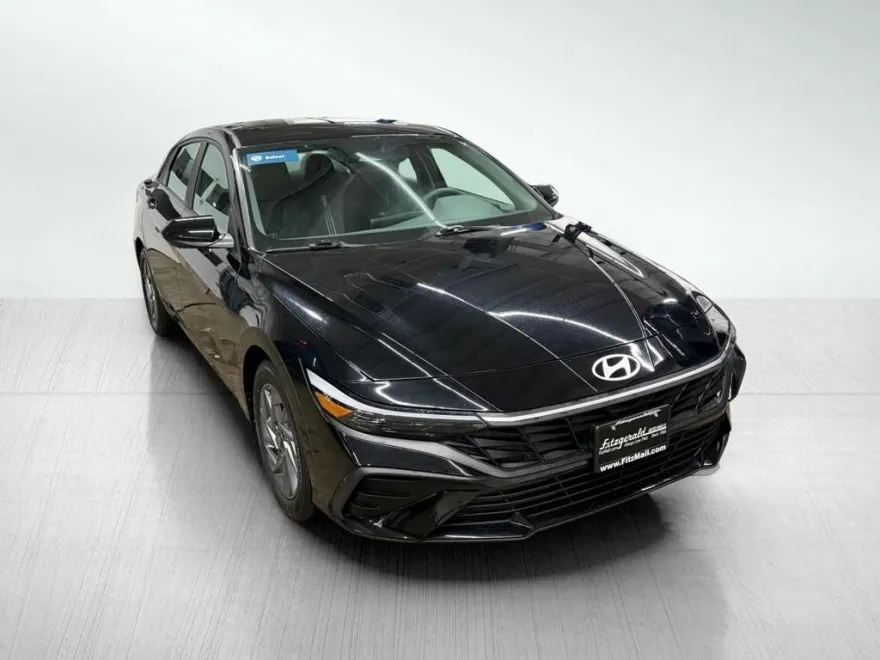 2024 Hyundai Elantra SEL photo 1