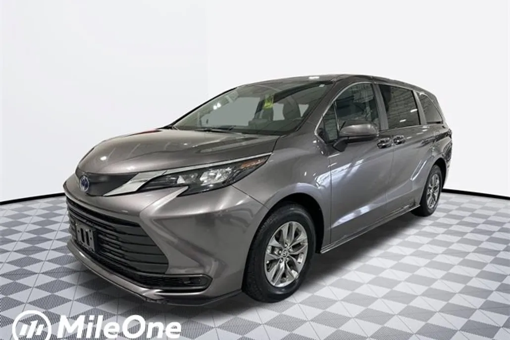 2024 Toyota Sienna LE photo 1