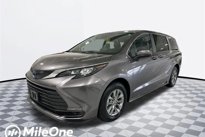 2024 Toyota Sienna LE photo 1