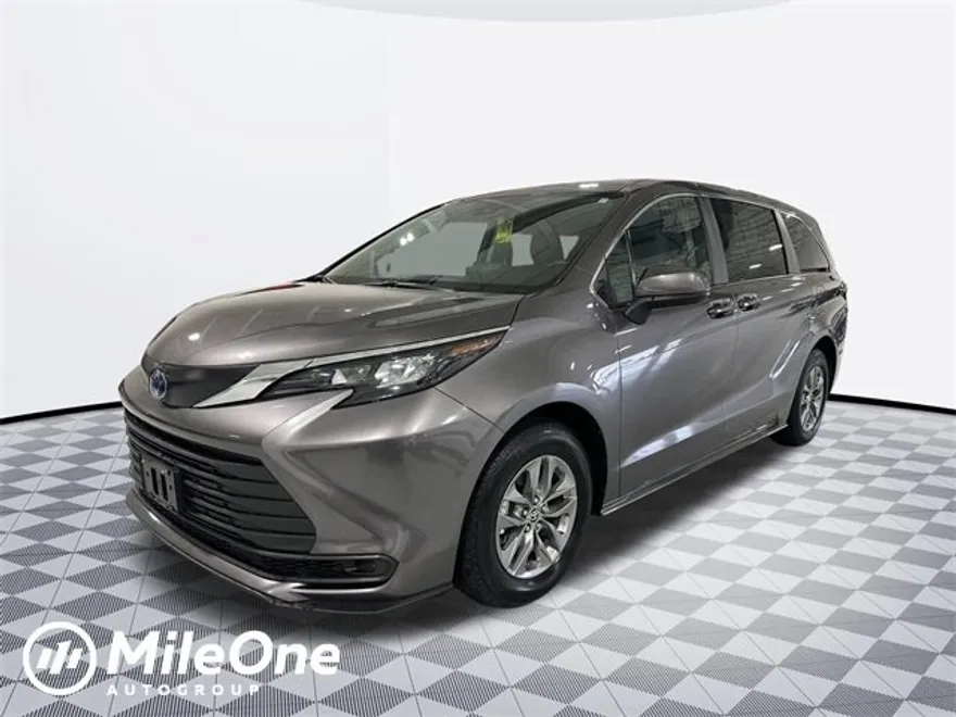 2024 Toyota Sienna LE photo 1