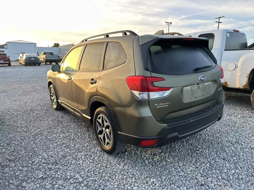 2023 Subaru Forester Premium photo 1