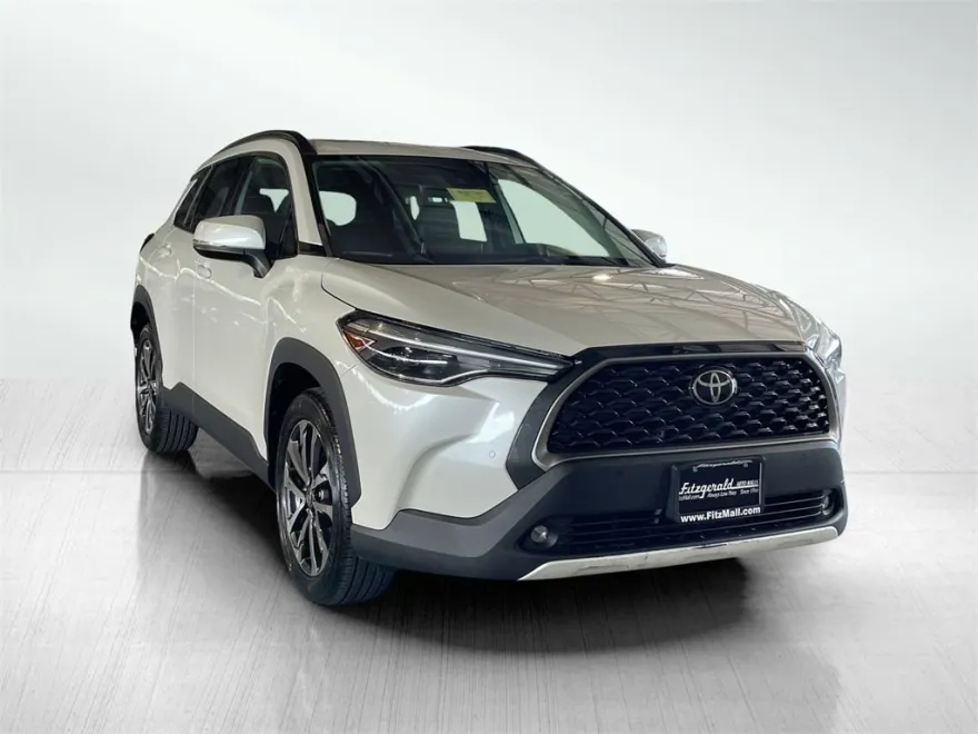2022 Toyota Corolla Cross XLE photo 1