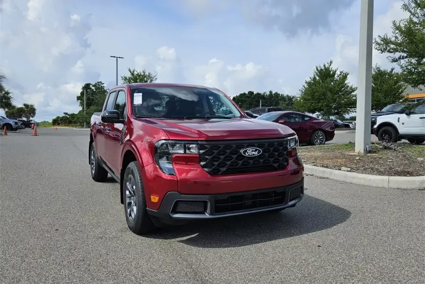 2025 Ford Maverick XLT photo 1