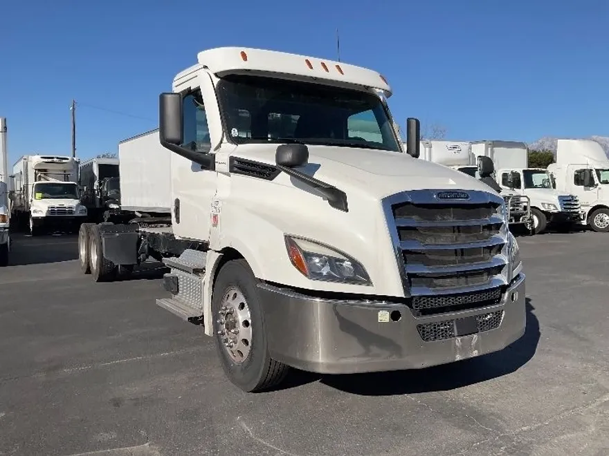 2021 Freightliner Cascadia 126" Day cab photo 1
