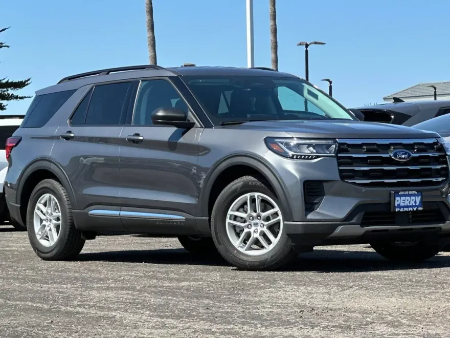 2025 Ford Explorer photo 1
