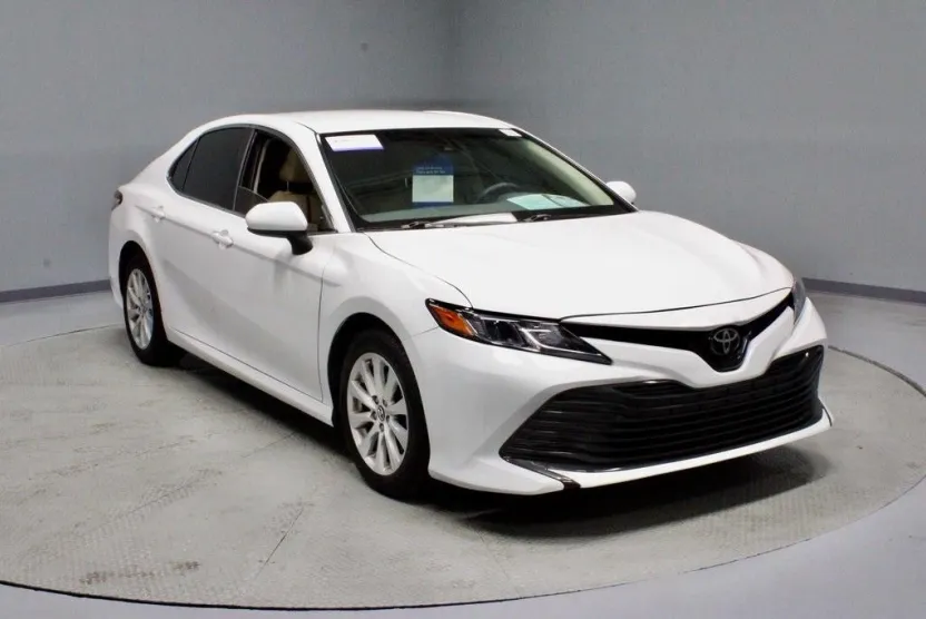 2018 Toyota Camry LE photo 1