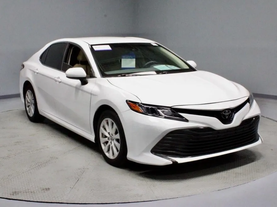 2018 Toyota Camry LE photo 1