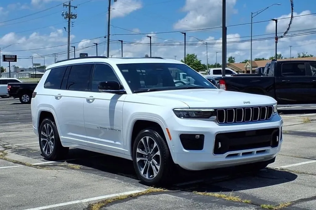 2025 Jeep Grand Cherokee Overland photo 1