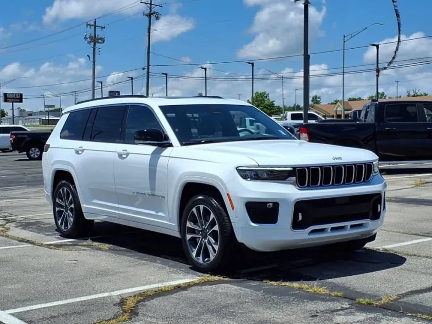 2025 Jeep Grand Cherokee Overland photo 1