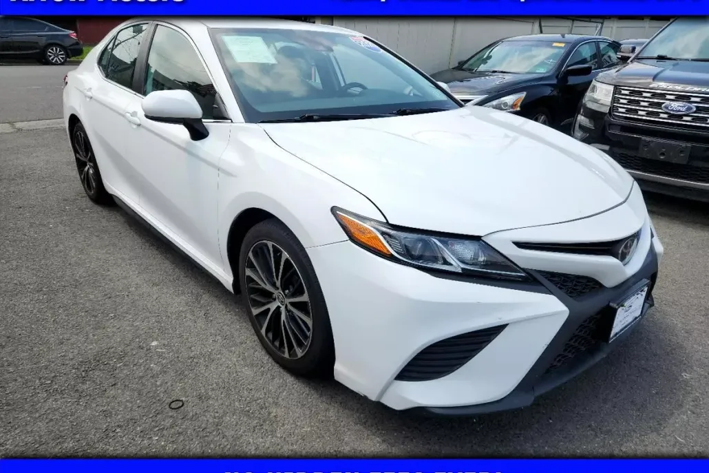 2020 Toyota Camry SE photo 1