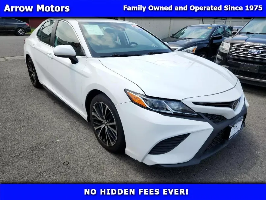2020 Toyota Camry SE photo 1