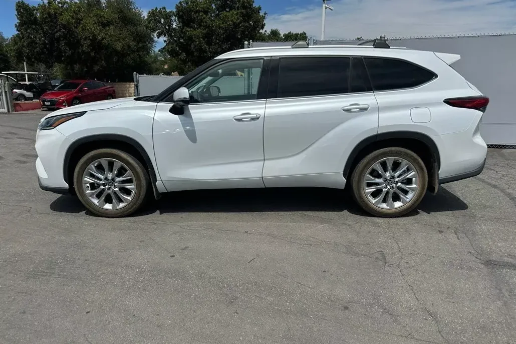 2023 Toyota Highlander Limited photo 1