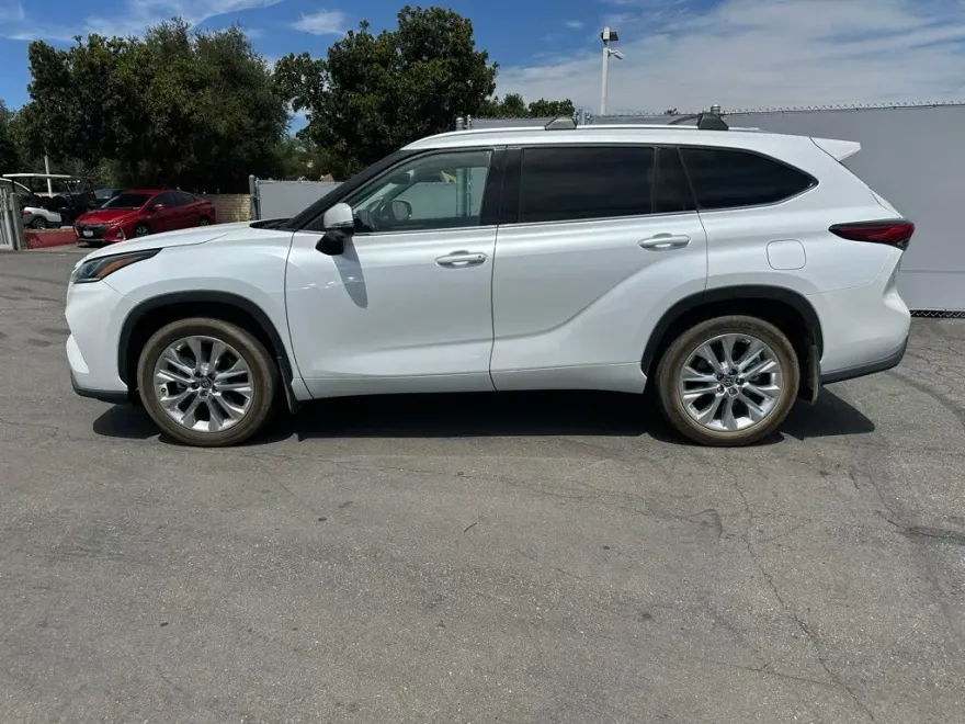2023 Toyota Highlander Limited photo 1