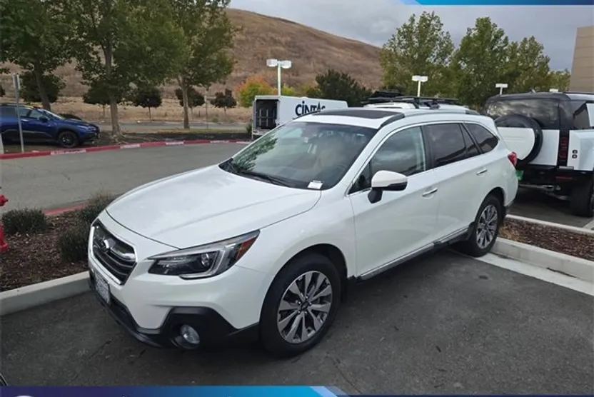 2018 Subaru Outback Touring photo 1