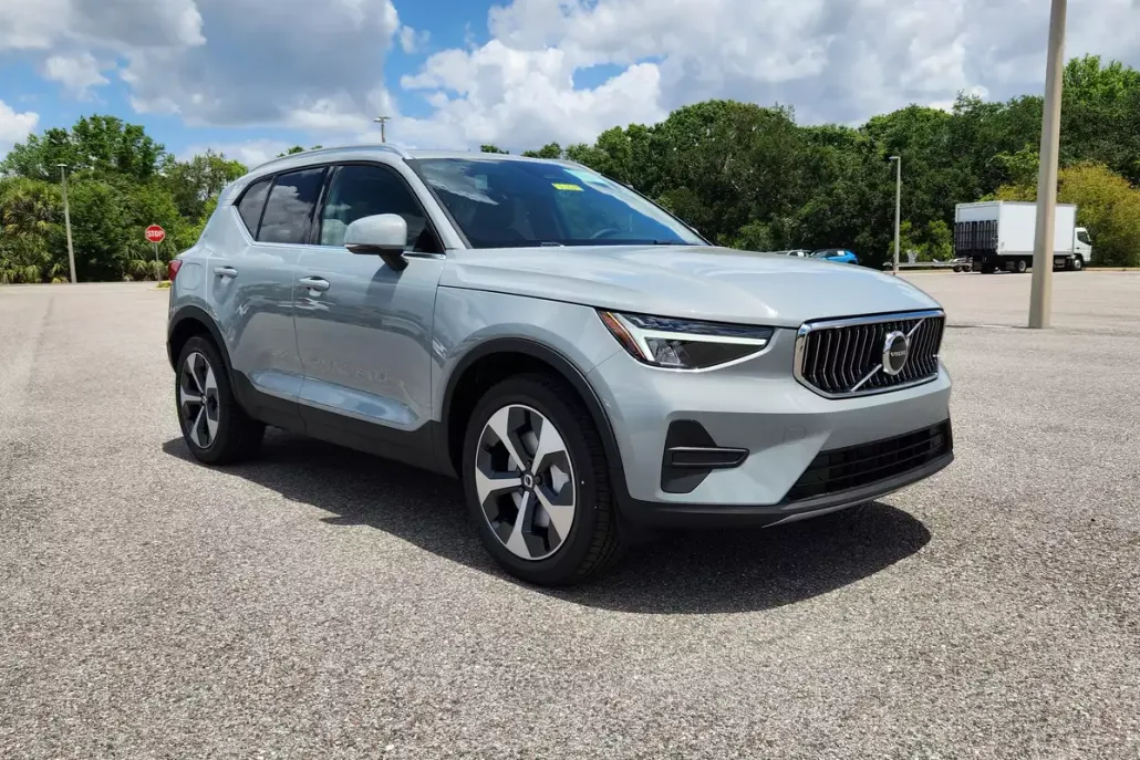 2025 Volvo XC40 Core photo 1