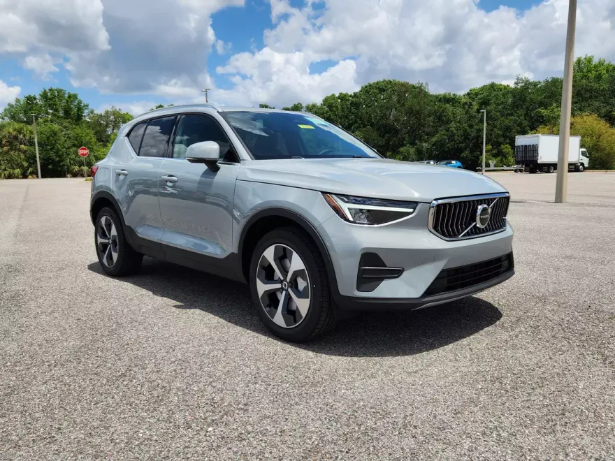 2025 Volvo XC40 Core photo 1