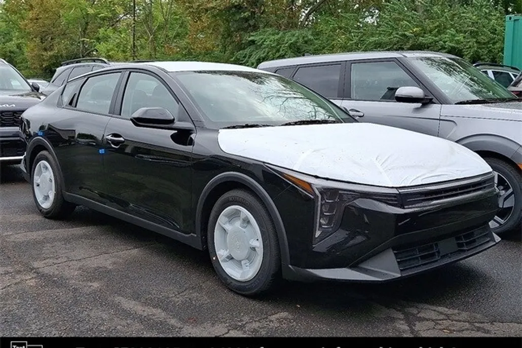 2025 Kia K4 LXS photo 1