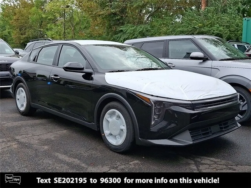 2025 Kia K4 LXS photo 1